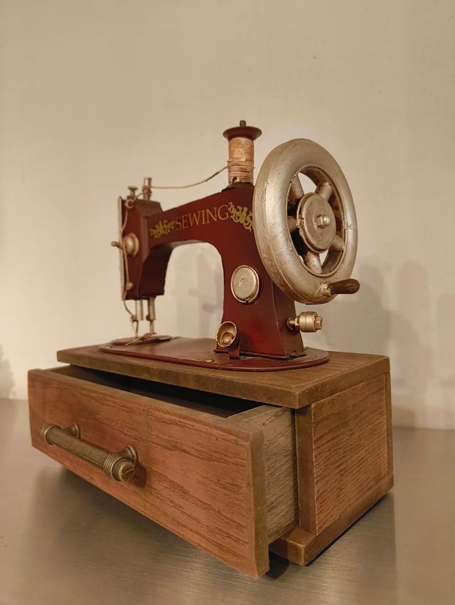 Máquina de coser decorativa vintage