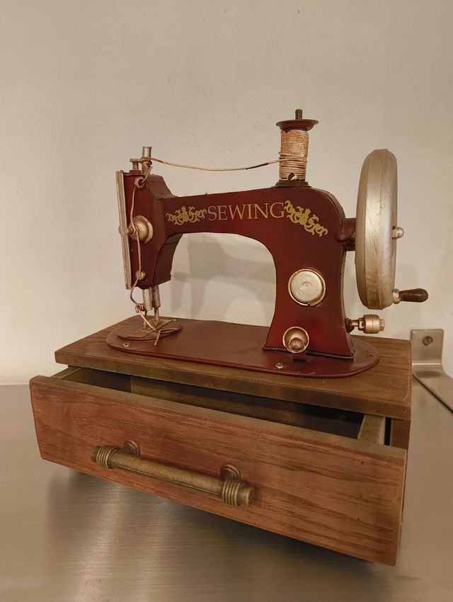 Máquina de coser decorativa vintage