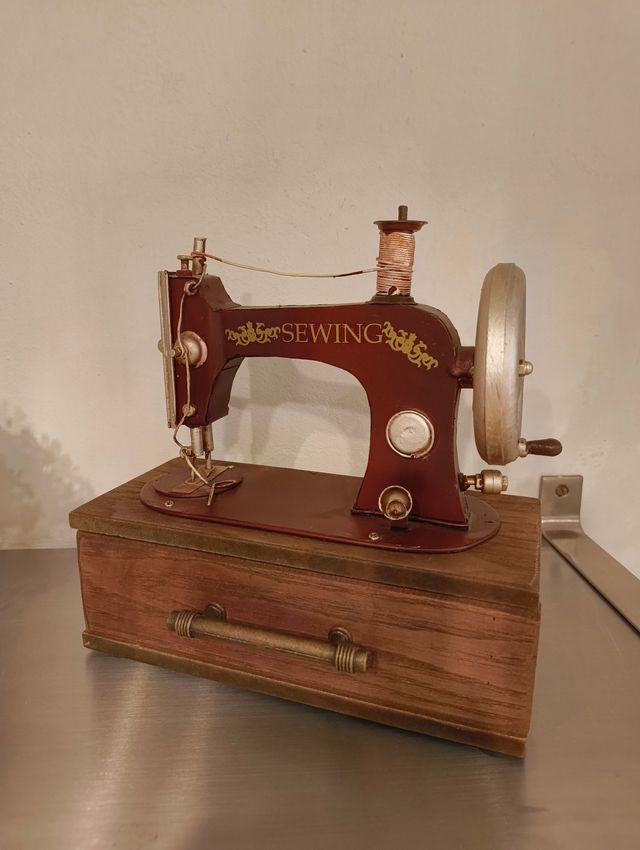 Máquina de coser decorativa vintage