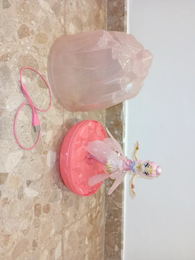 Hada voladora con cargador y base