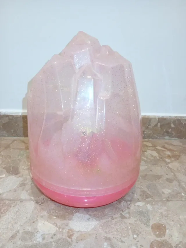 Hada voladora con cargador y base