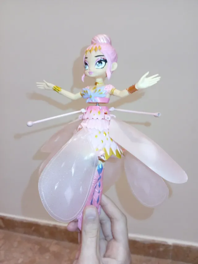 Hada voladora con cargador y base