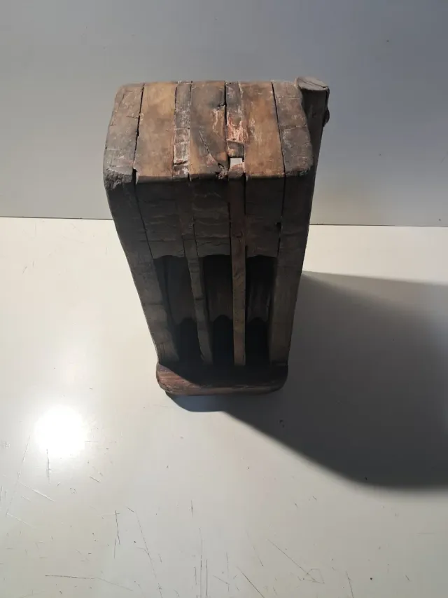 Polea antigua de barco de madera