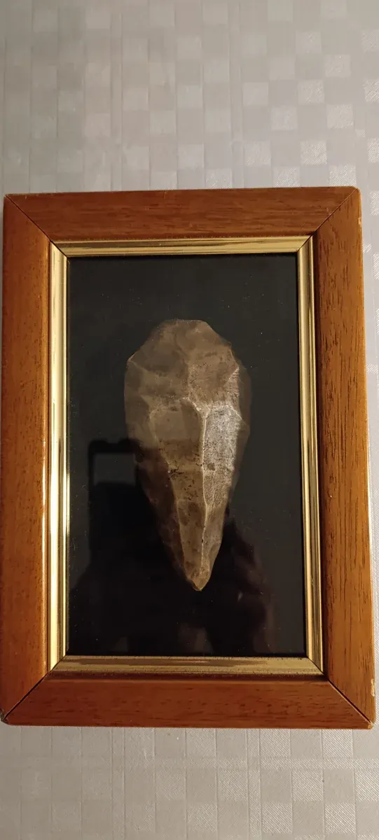 Punta de lanza antigua enmarcada