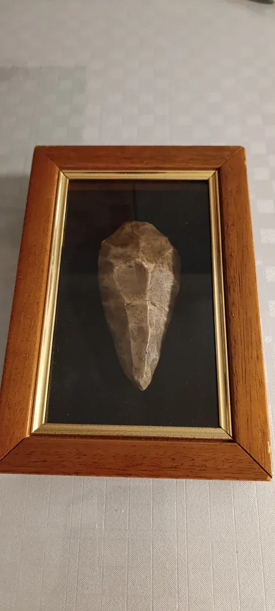 Punta de lanza antigua enmarcada