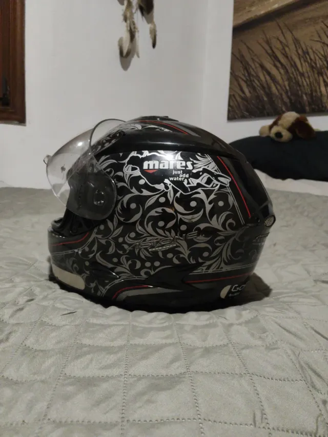 Casco de moto negro con diseño