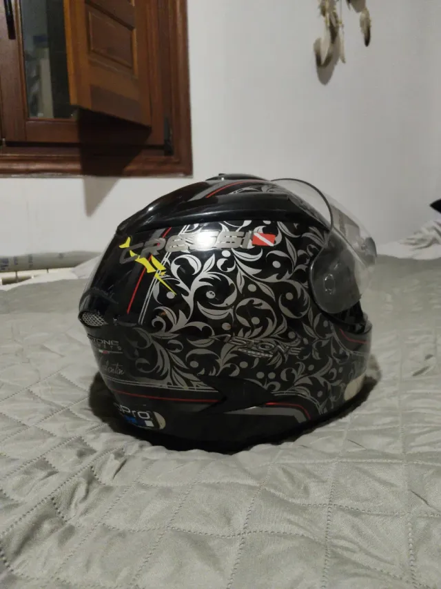 Casco de moto negro con diseño