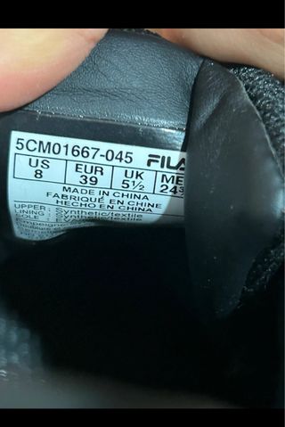 Zapatillas Fila Negras y Doradas