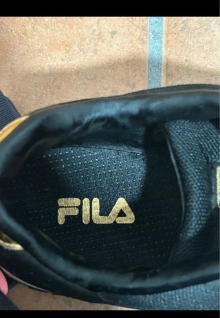 Zapatillas Fila Negras y Doradas