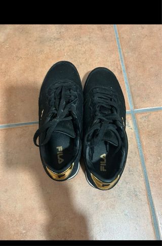 Zapatillas Fila Negras y Doradas