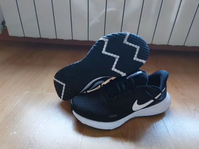 Zapatillas Nike Revolution Negras y Blancas