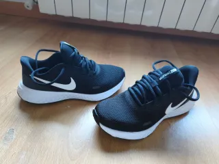 Zapatillas Nike Revolution Negras y Blancas