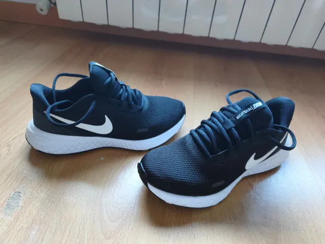 Zapatillas Nike Revolution Negras y Blancas