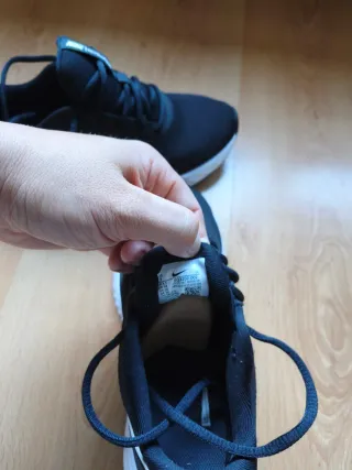 Zapatillas Nike Revolution Negras y Blancas