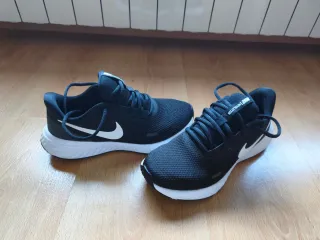 Zapatillas Nike Revolution Negras y Blancas