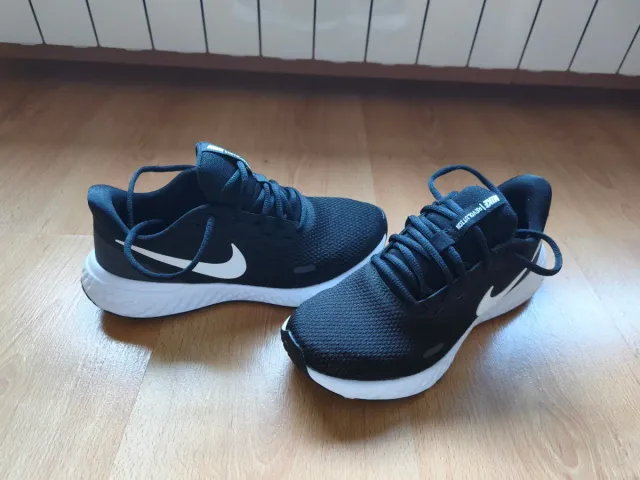 Zapatillas Nike Revolution Negras y Blancas