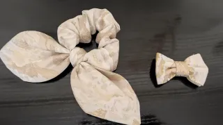 Pajarita y coletero hechos a mano beige y dorada