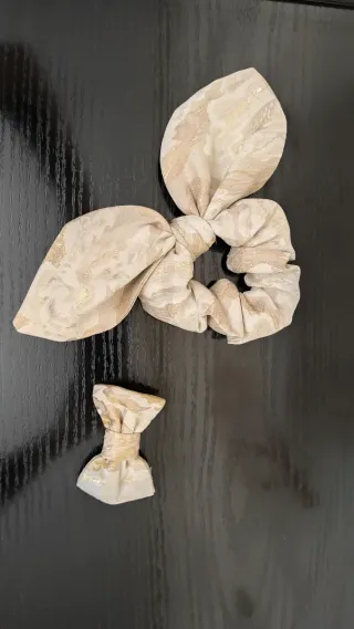 Pajarita y coletero hechos a mano beige y dorada