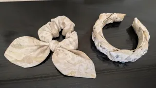 Pajarita y coletero hechos a mano beige y dorada