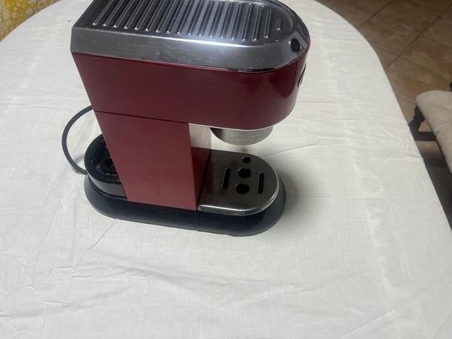 Macchina da caffè DeLonghi rossa