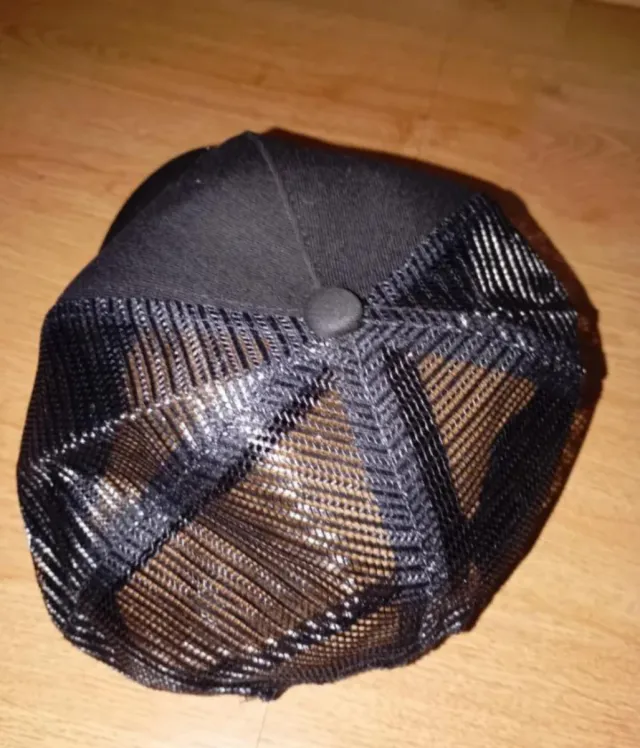 Gorra negra de malla