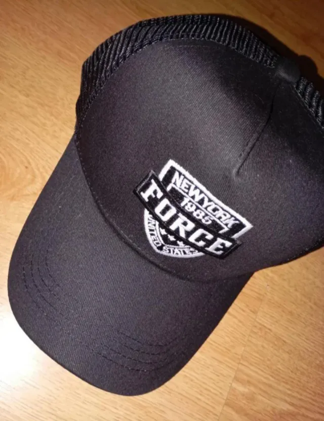 Gorra negra de malla