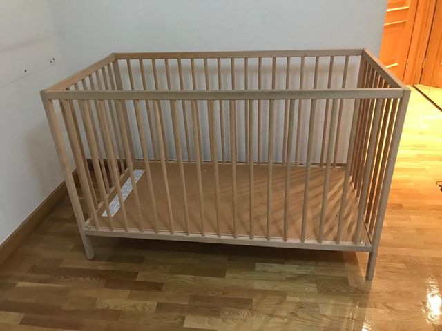 Cuna de bebé de madera