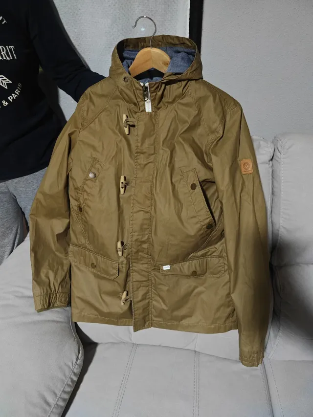 Abrigo desmontable en dos piezas con capucha.