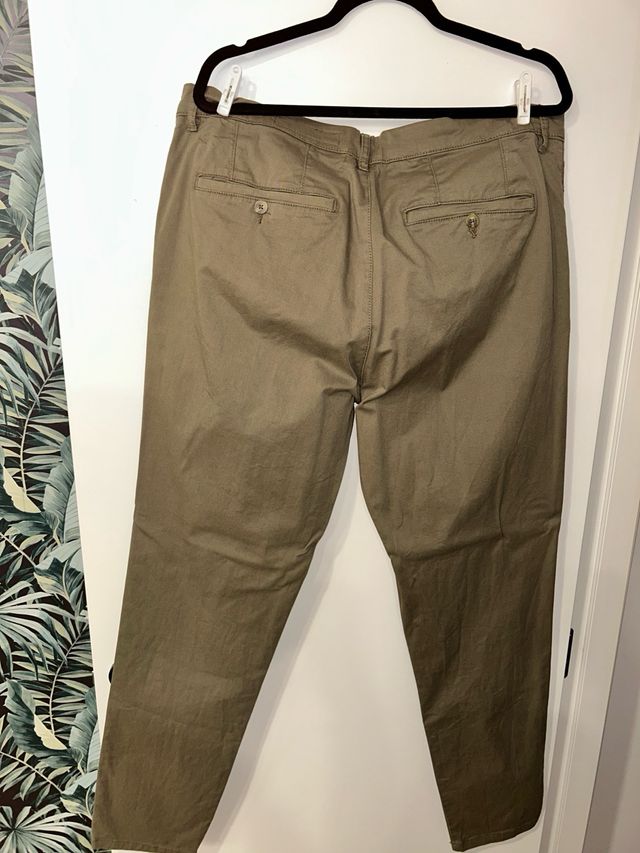 Pantalón chino verde caqui