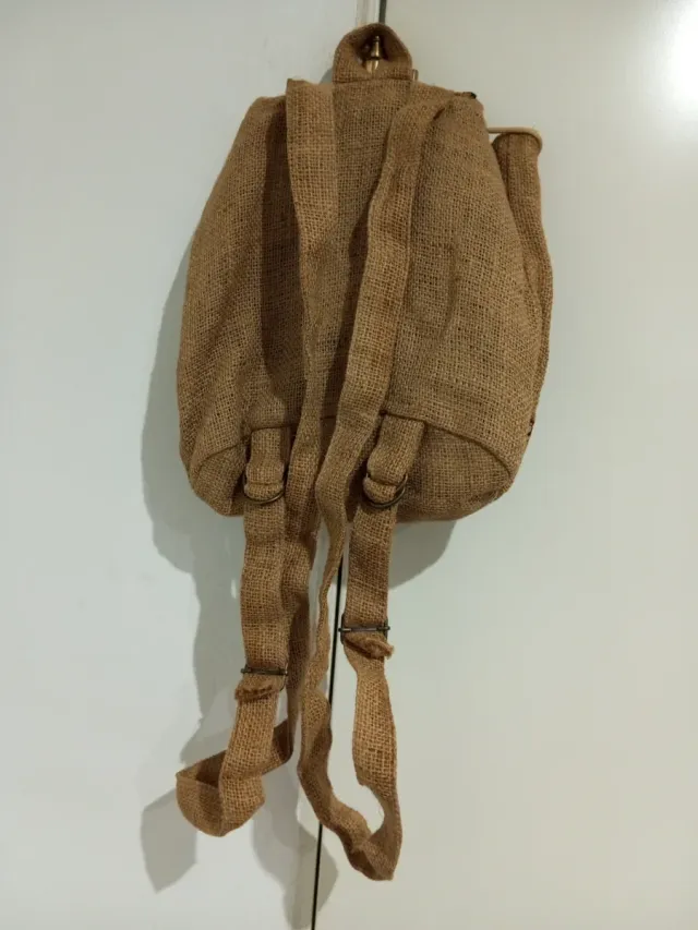 Mochila de yute marrón