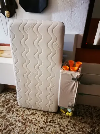 Cuna de viaje y colchón