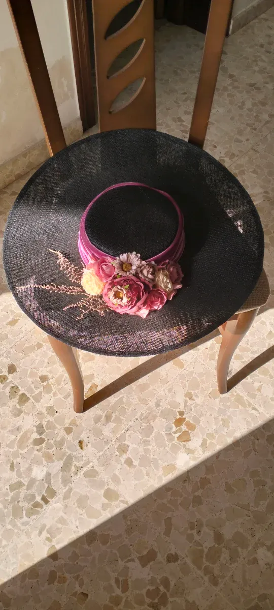 Pamela negra con flores rosas y blancas