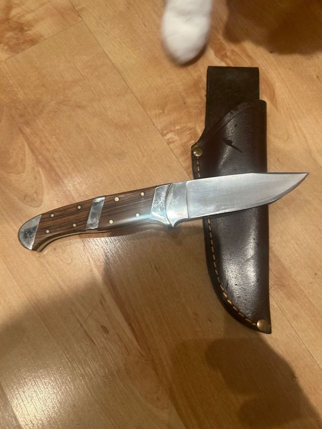 Cuchillo de madera y cuero