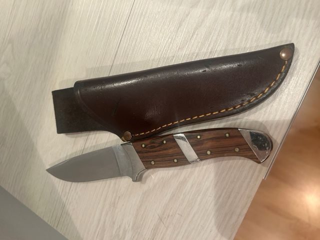 Cuchillo de madera y cuero