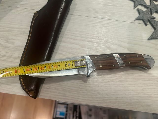 Cuchillo de madera y cuero