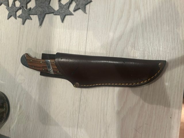 Cuchillo de madera y cuero