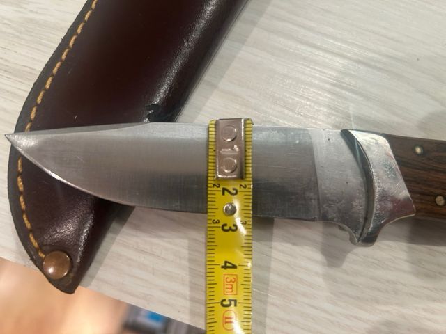 Cuchillo de madera y cuero