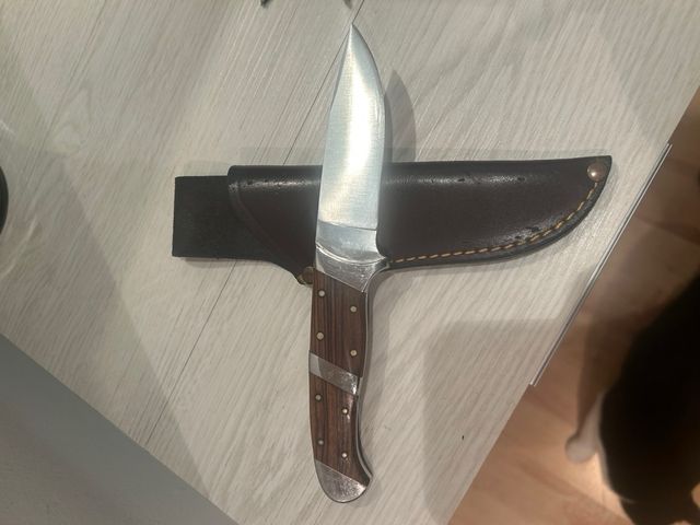 Cuchillo de madera y cuero