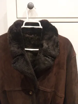 Abrigo piel marrón con pelo y cinturón