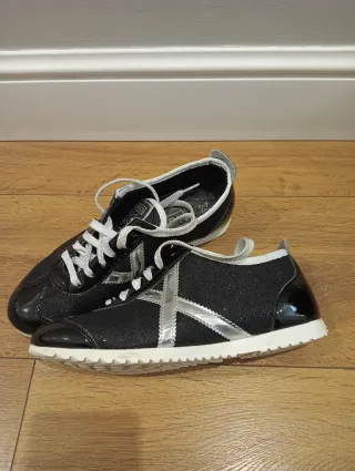 Zapatillas Munich Mujer Negras y Plateadas