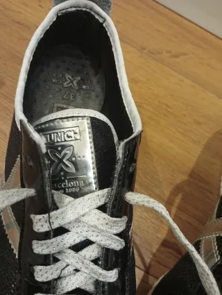 Zapatillas Munich Mujer Negras y Plateadas