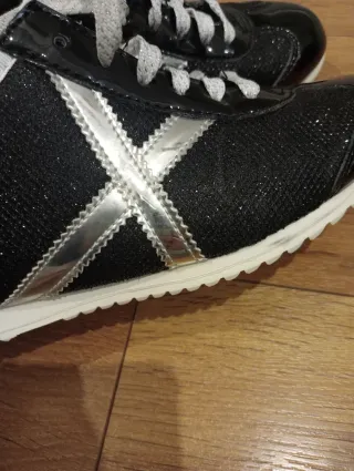 Zapatillas Munich Mujer Negras y Plateadas