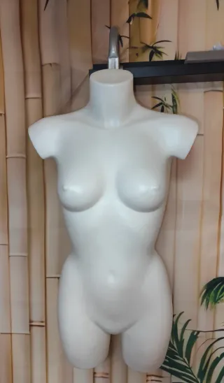 Maniquí de mujer blanco 90-60-90