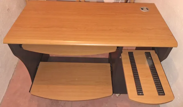 Mesa de ordenador con ruedas