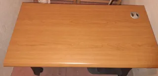 Mesa de ordenador con ruedas