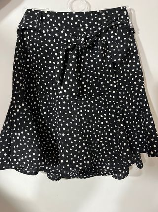 Falda corta Stradivarius XS negra con topo blanco