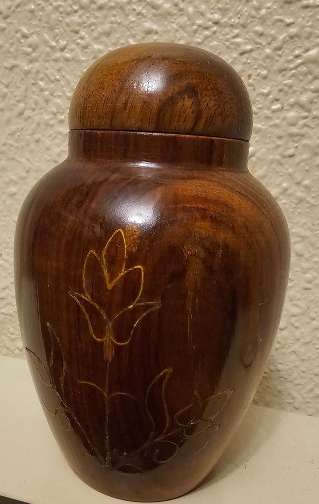 Tibor de madera con incrustaciones doradas