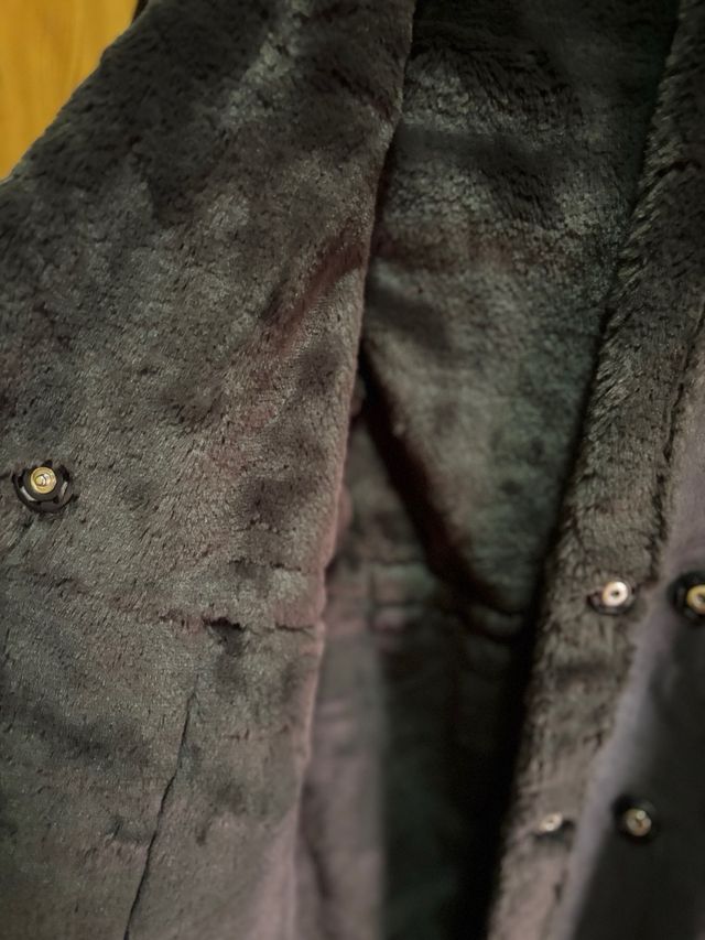 Abrigo gris oscuro con capucha