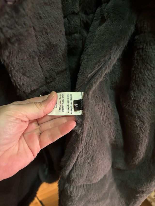 Abrigo gris oscuro con capucha