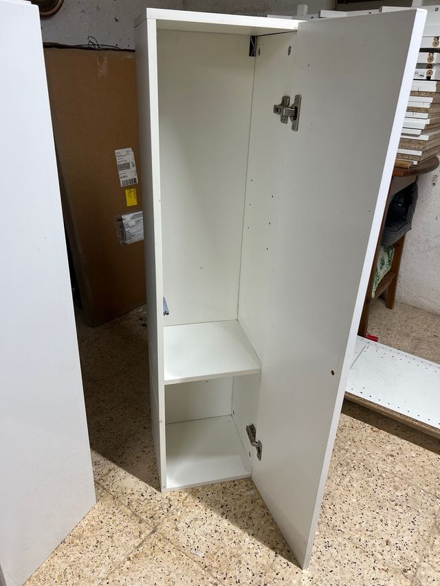 Estantería blanca alta